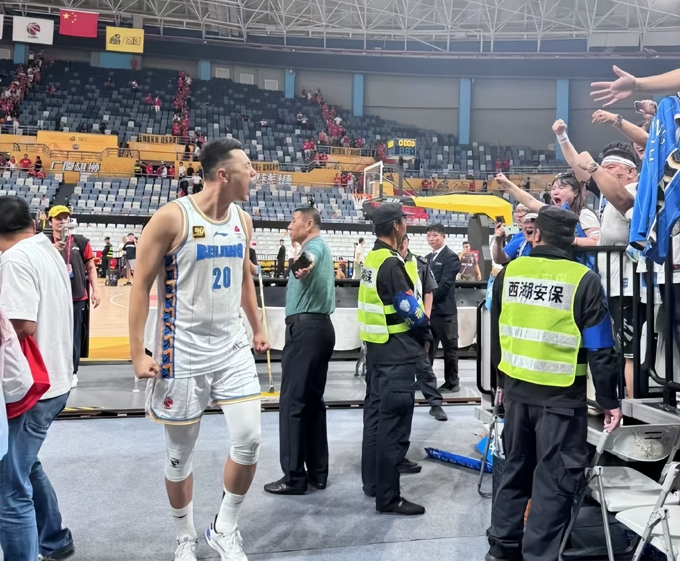 金年会娱乐-关键时刻广州队备战NBA季后赛，状态回暖细节曝光，气氛紧张，更衣室氛围转暖(NBA季后赛时间)